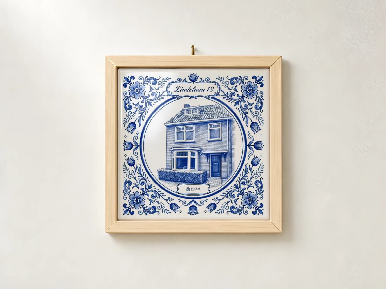 Delfts blauw tegeltje van een woning in een houten lijst